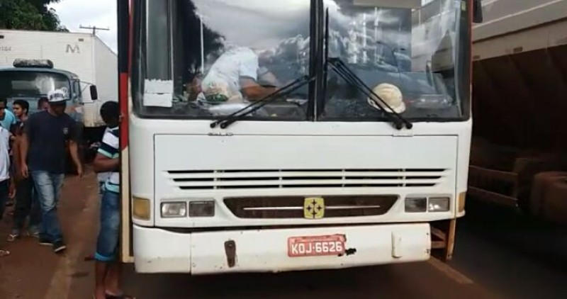 Imagem Ilustrando a Notícia: Ônibus que transportava operários da Ferrovia Norte-Sul é apreendido na Br-060