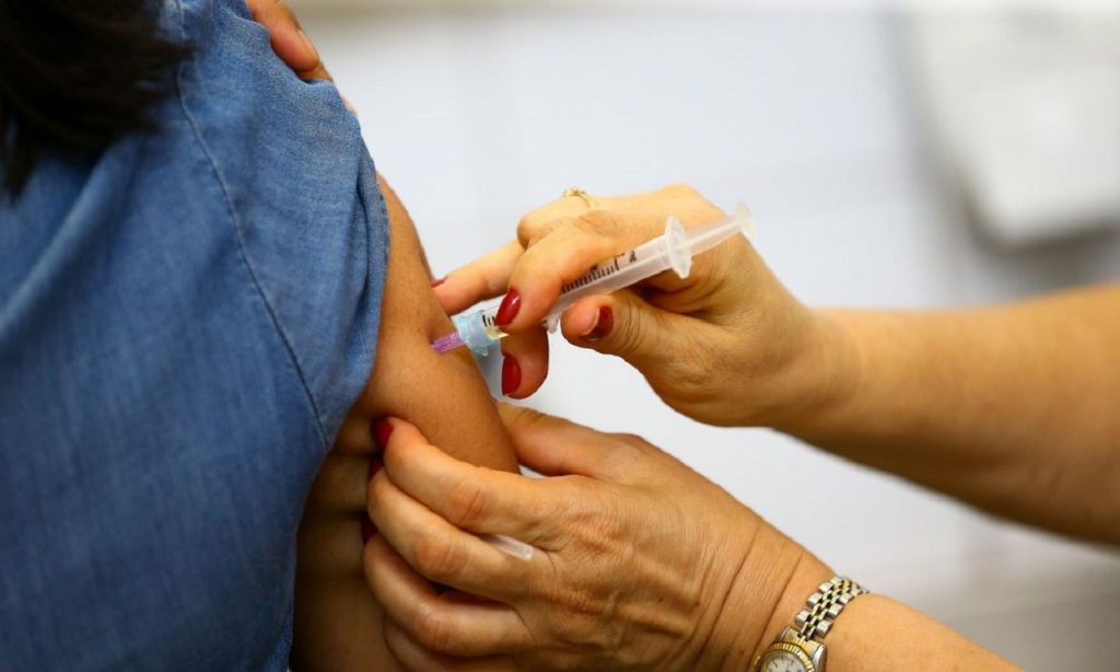 Imagem Ilustrando a Notícia: “Pela sua origem” vacina chinesa contra Covid-19 é insegura, afirma Bolsonaro