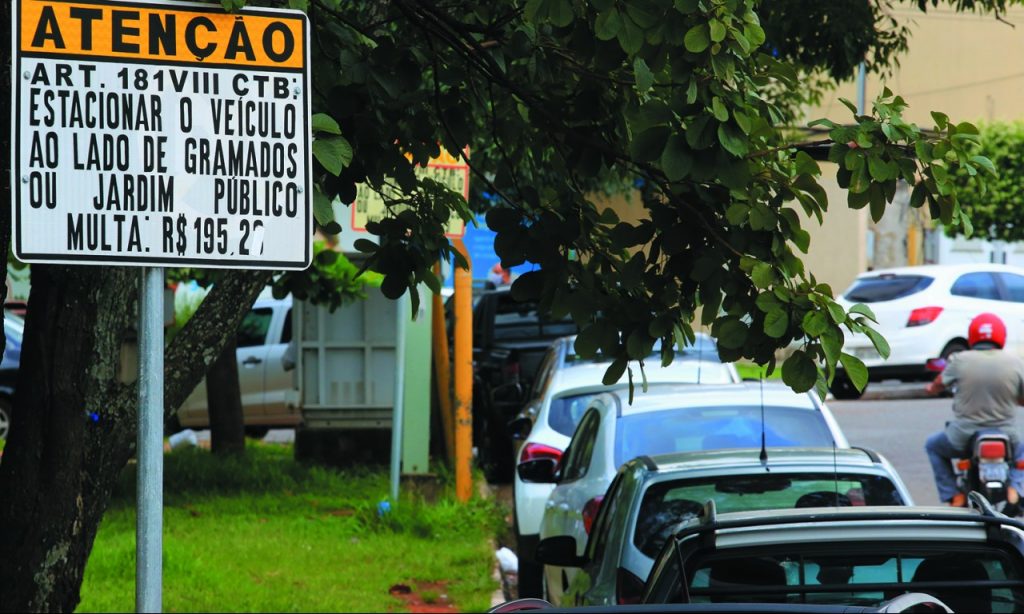 Imagem Ilustrando a Notícia: Goiânia tem 10 multas/hora por estacionamento irregular