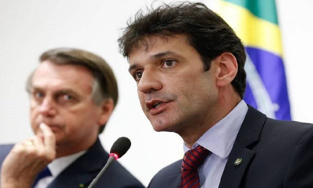 Imagem Ilustrando a Notícia: Ex-assessor e planilha envolvem Bolsonaro e ministro em caixa dois
