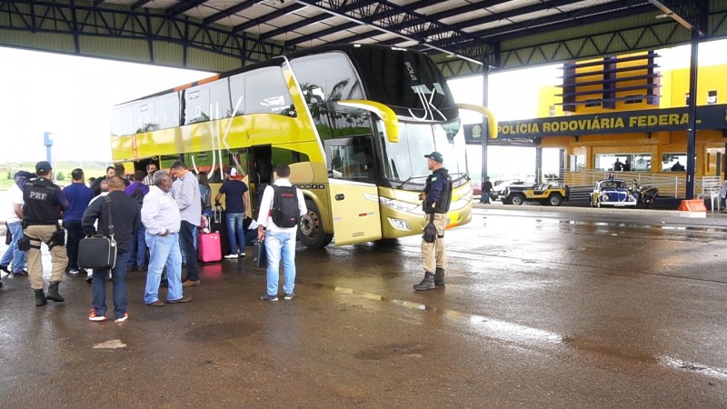 Imagem Ilustrando a Notícia: PRF flagra ônibus, contratado por empresa aérea, transportando passageiros