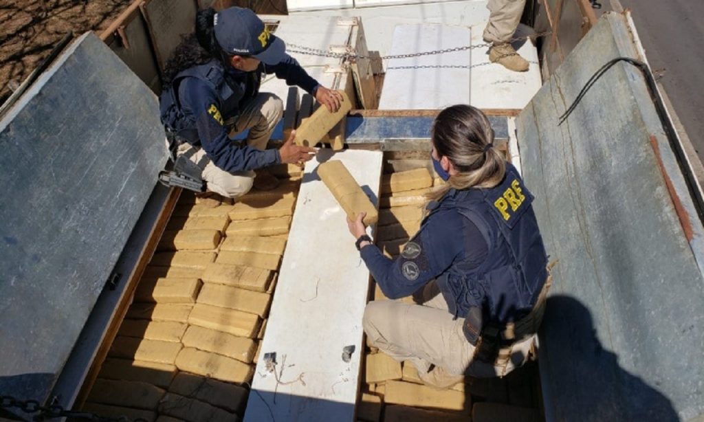 Imagem Ilustrando a Notícia: Polícia apreende cerca de duas toneladas de drogas em Cocalzinho (GO)