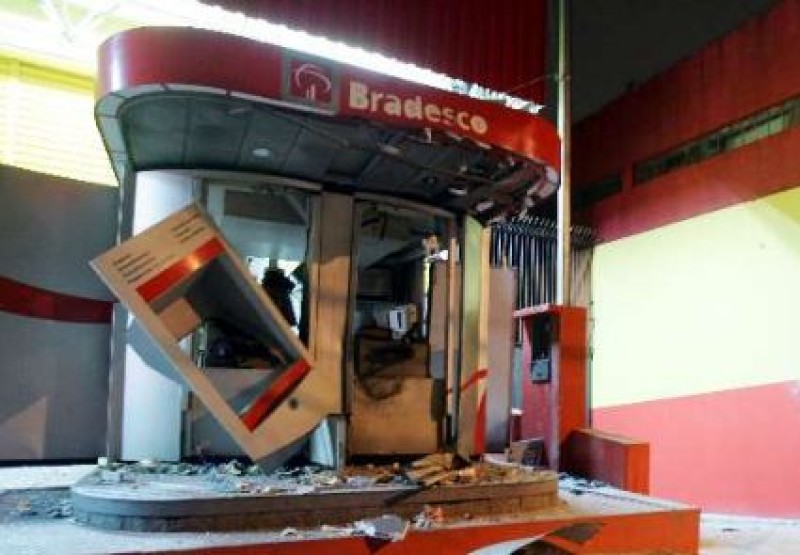 Imagem Ilustrando a Notícia: Bandidos explodem caixas eletrônicos em Goianira