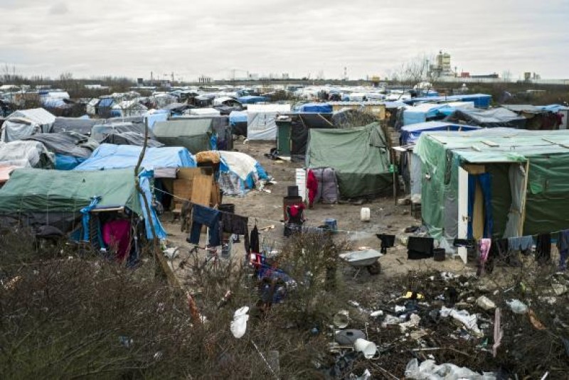Imagem Ilustrando a Notícia: Retirada de imigrantes do campo de Calais começa com tranquilidade