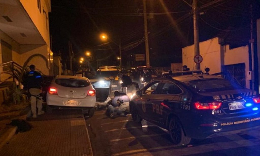 Imagem Ilustrando a Notícia: PRF prende dupla após assaltarem motorista de aplicativo em Jataí