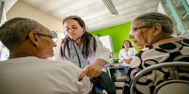 Imagem Ilustrando a Notícia: Quase 300 cidades ficaram sem médicos com saída de cubanos