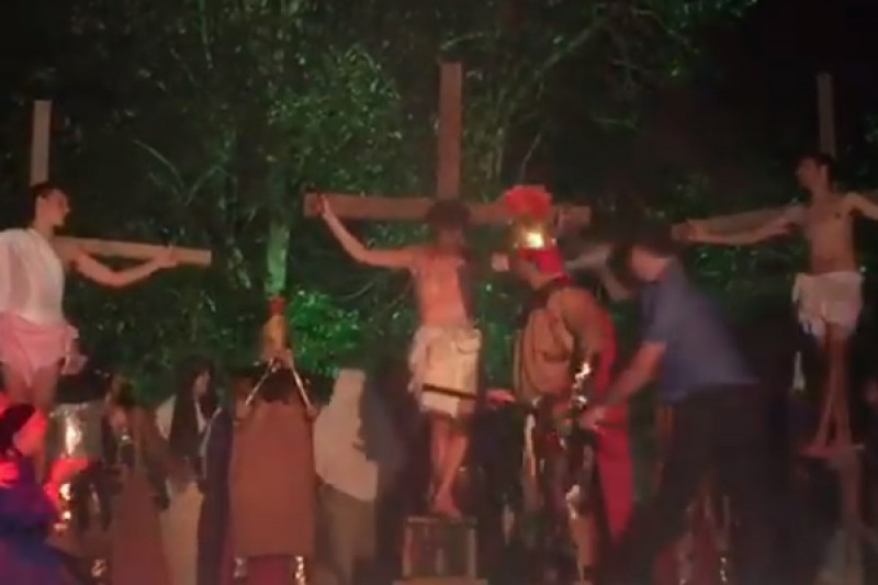Imagem Ilustrando a Notícia: Homem invade Paixão de Cristo para “salvar Jesus” e agride atores