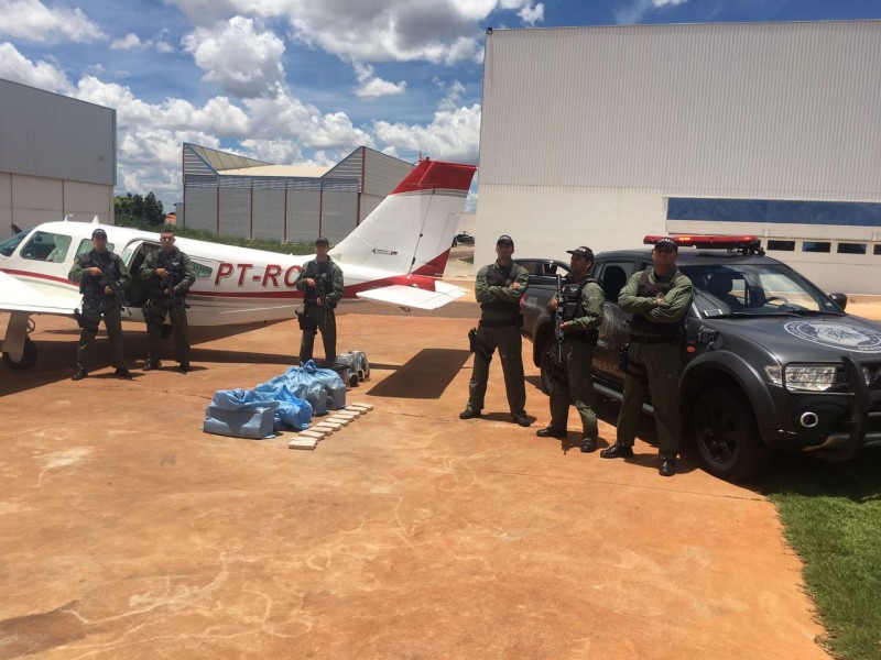 Imagem Ilustrando a Notícia: Piloto de bimotor é preso com 150 kg de pasta de cocaína em aeronave, em Goiânia