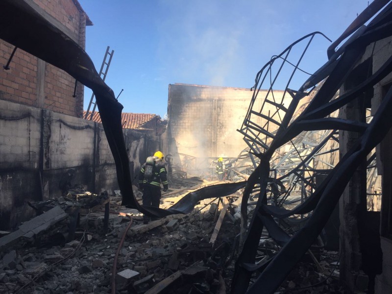 Imagem Ilustrando a Notícia: Bombeiros são acionados para conter incêndio em galpão abandonado em Goiânia