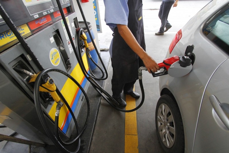 Imagem Ilustrando a Notícia: Preços da gasolina e do diesel diminuem hoje nas refinarias
