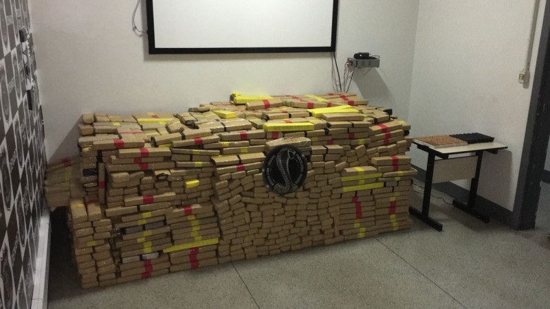 Imagem Ilustrando a Notícia: Em Jataí, policiais prendem três suspeitos com 1,1 mil kg de maconha