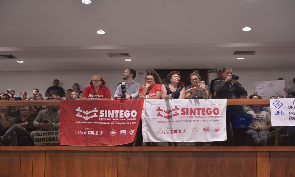 Imagem Ilustrando a Notícia: Membros do Sintego acompanham votação da PEC da Educação na Alego