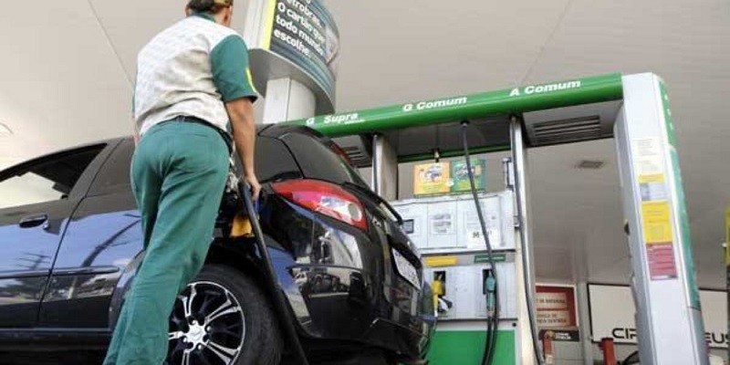 Imagem Ilustrando a Notícia: Petrobras reduz em 1,24% o preço da gasolina nas refinarias