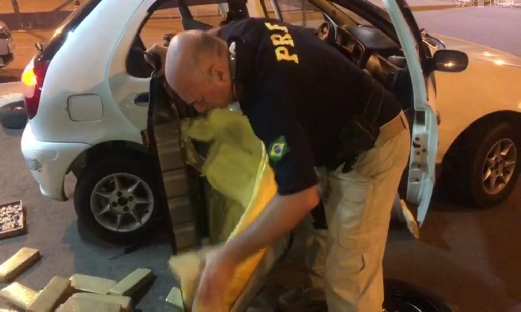 Imagem Ilustrando a Notícia: PRF apreende 45 quilos de maconha escondida dentro de banco de carro na BR-153
