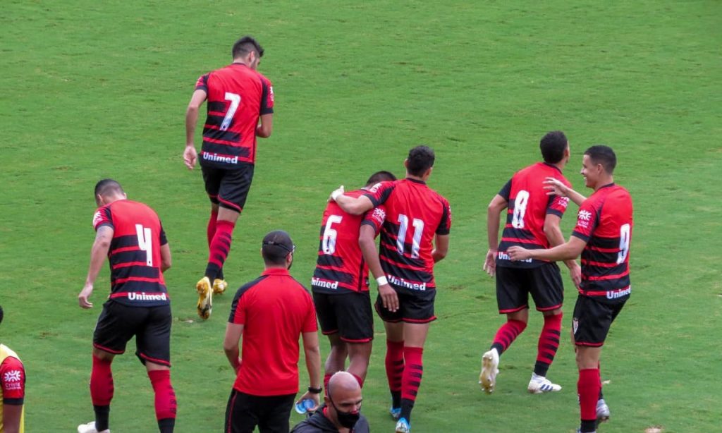 Imagem Ilustrando a Notícia: Atlético-GO controla e vence o Anápolis no Antônio Accioly