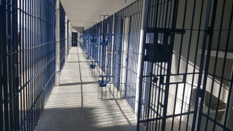 Imagem Ilustrando a Notícia: Detentos serram janela e fogem de unidade prisional