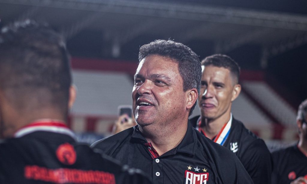 Imagem Ilustrando a Notícia: Presidente do Atlético-GO é contra a paralisação do futebol em Goiás
