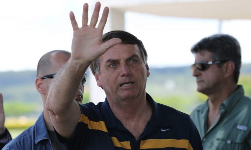 Imagem Ilustrando a Notícia: Bolsonaro diz que vetará aumento de pena para injúria na internet