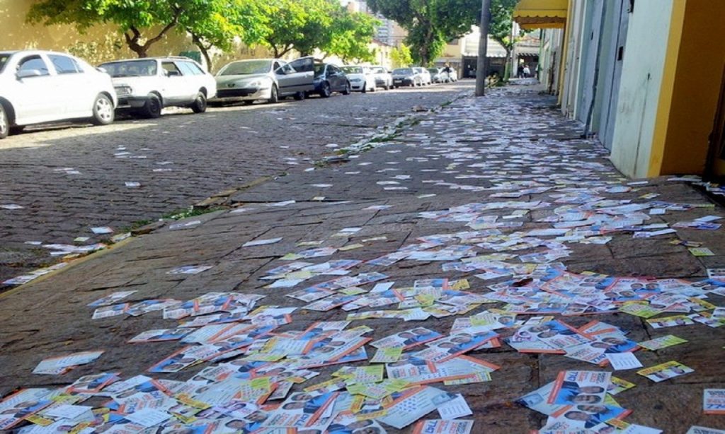Imagem Ilustrando a Notícia: Candidato de Formosa é multado por jogar santinhos em locais de votação