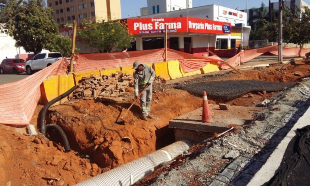 Imagem Ilustrando a Notícia: Prefeitura retoma obras da rede de drenagem na Goiás; confira os desvios