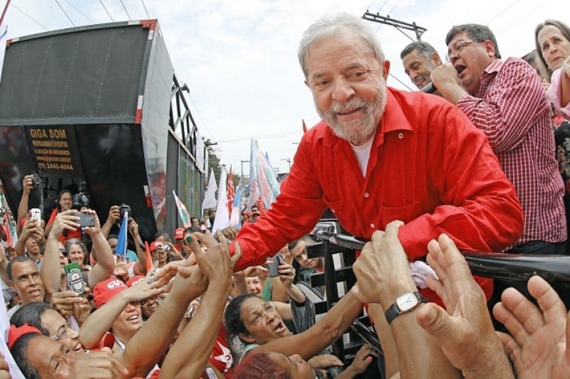 Imagem Ilustrando a Notícia: TRF-4 recebe pedidos para que passaporte de Lula seja confiscado