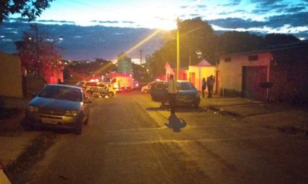 Imagem Ilustrando a Notícia: Homem é morto a tiros após duas pessoas invadirem festa, em Anápolis