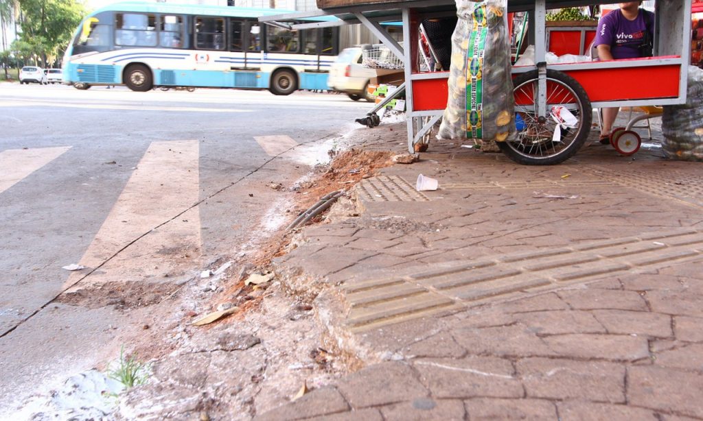 Imagem Ilustrando a Notícia: Quase 4 mil calçadas estão irregulares em Goiânia