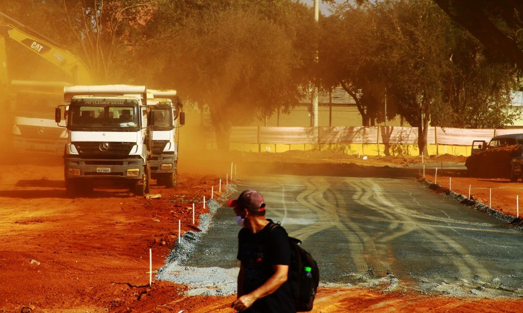 Imagem Ilustrando a Notícia: Obras na Praça do Trabalhador mudam a paisagem urbana ao lado da Estação Ferroviária