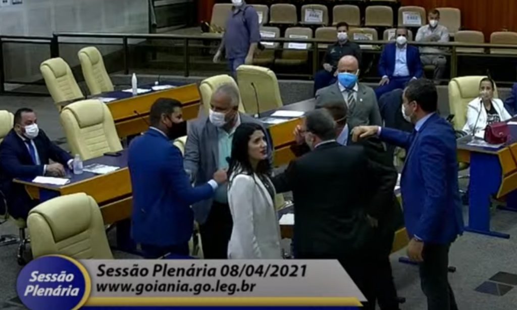 Imagem Ilustrando a Notícia: Troca de farpas  entre parlamentares causam tumulto na Câmara de Goiânia