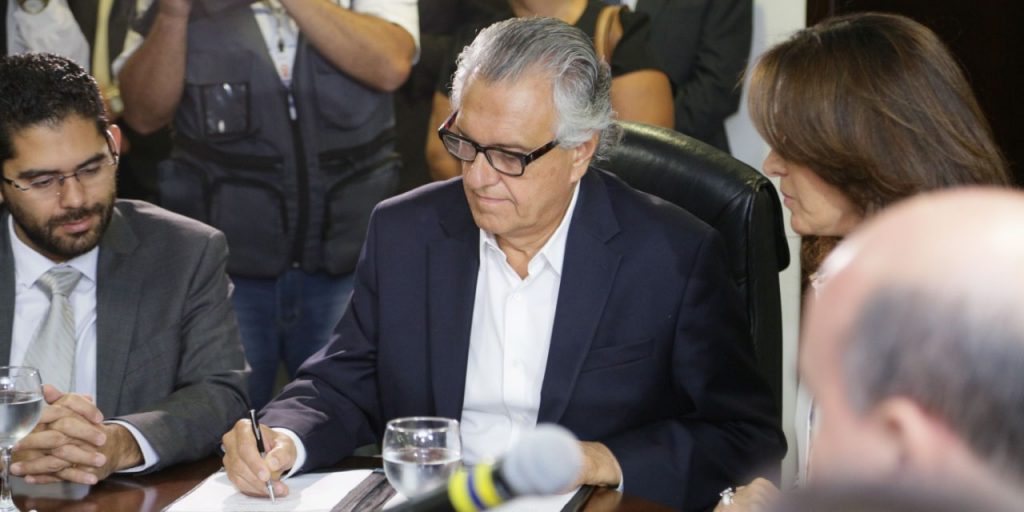Imagem Ilustrando a Notícia: Governador Ronaldo Caiado assina termo de cooperação para recuperação de rodovias