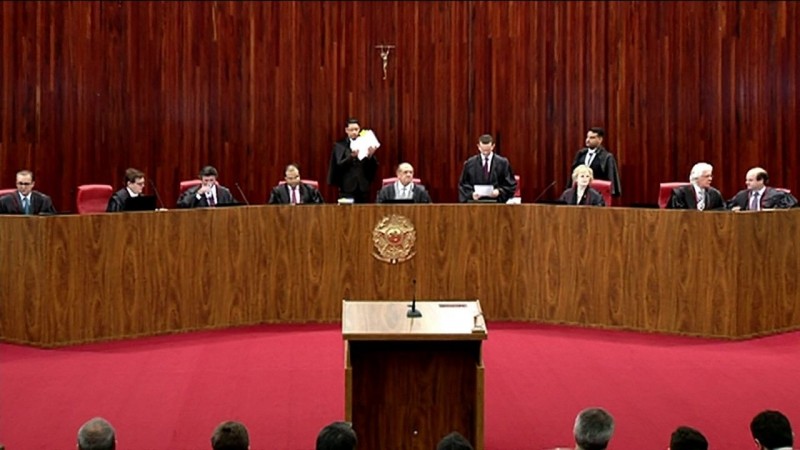 Imagem Ilustrando a Notícia: Ministros votam cassação da chapa Dilma-Temer; acompanhe ao vivo