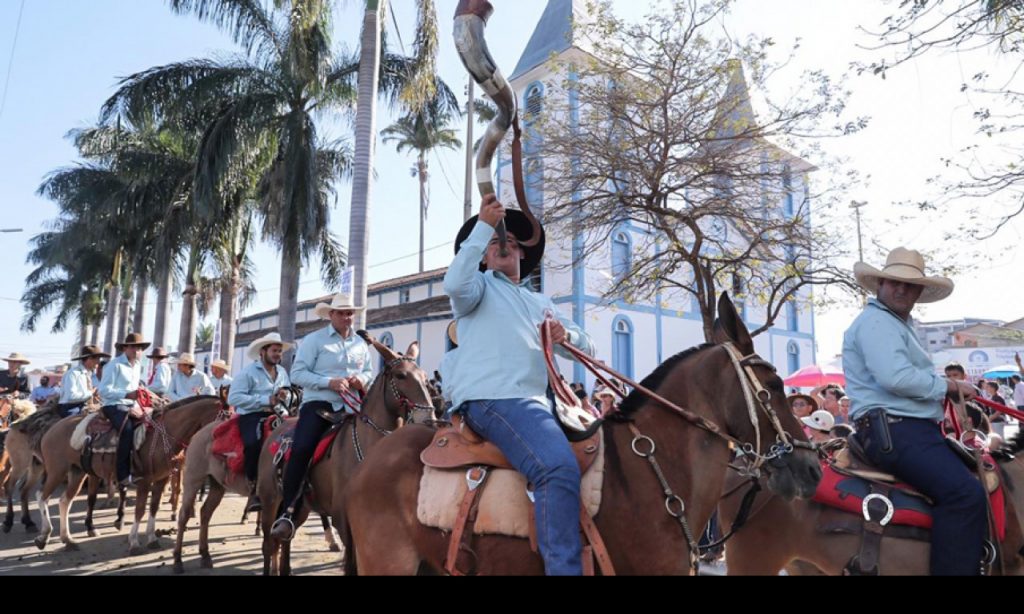 Imagem Ilustrando a Notícia: Desfile reúne cerca de 5 mil cavaleiros e muladeiros em Trindade