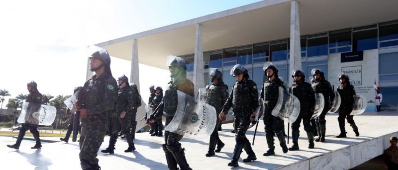 Imagem Ilustrando a Notícia: Forças Armadas fazem segurança de prédios na Esplanada dos Ministérios