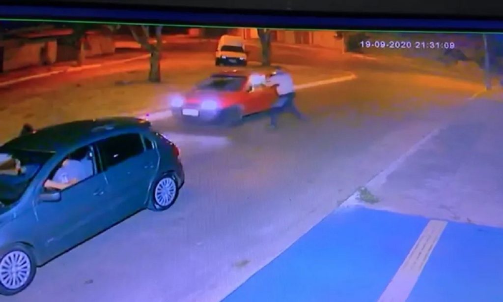 Imagem Ilustrando a Notícia: Homem de 27 anos foi morto a tiros dentro de seu carro, em Goiânia