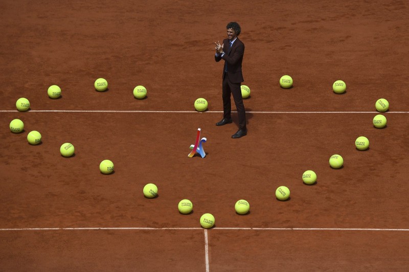 Imagem Ilustrando a Notícia: Coração em quadra: Guga é homenageado antes da final de Roland Garros