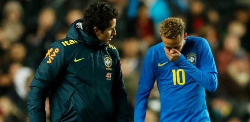 Imagem Ilustrando a Notícia: Lesão de Neymar não é grave, mas pode custar participação na Liga