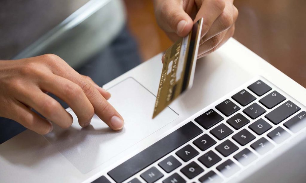Imagem Ilustrando a Notícia: Cartão de crédito passa a usar cotação do dólar do dia da compra