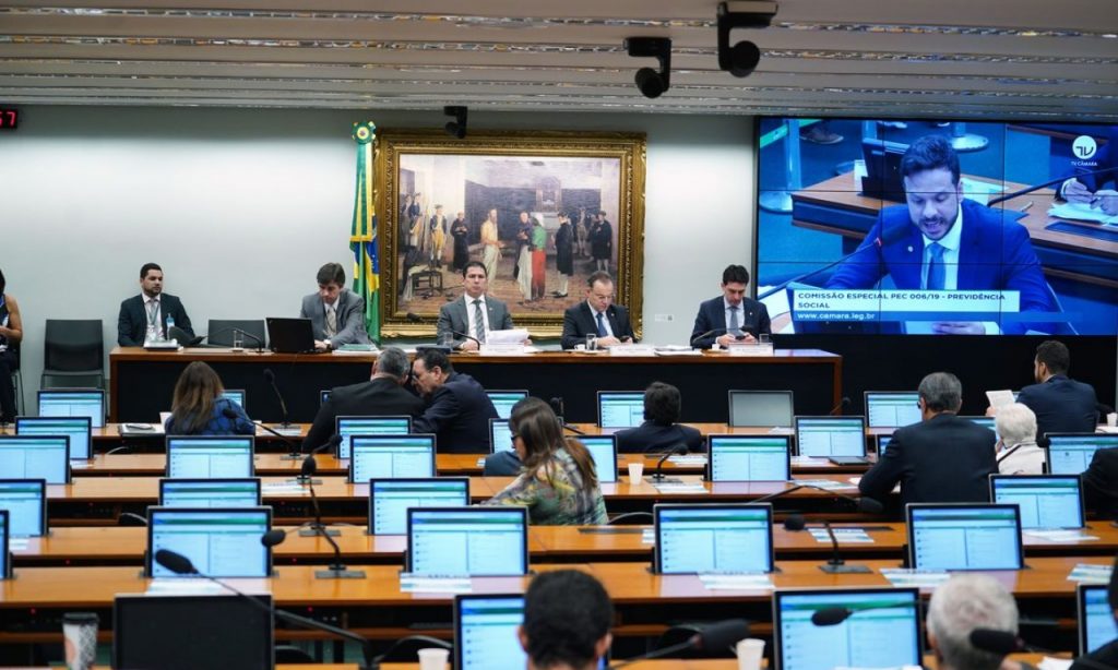 Imagem Ilustrando a Notícia: Em clima tranquilo, deputados debatem a reforma pelo segundo dia