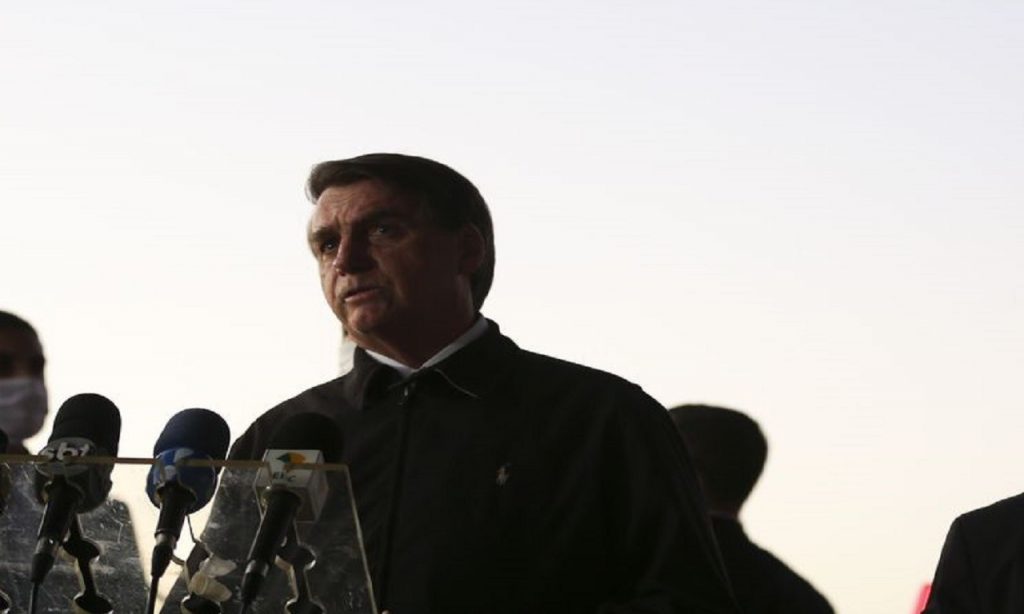 Imagem Ilustrando a Notícia: Bolsonaro critica derrubada do veto que impede reajuste a servidores