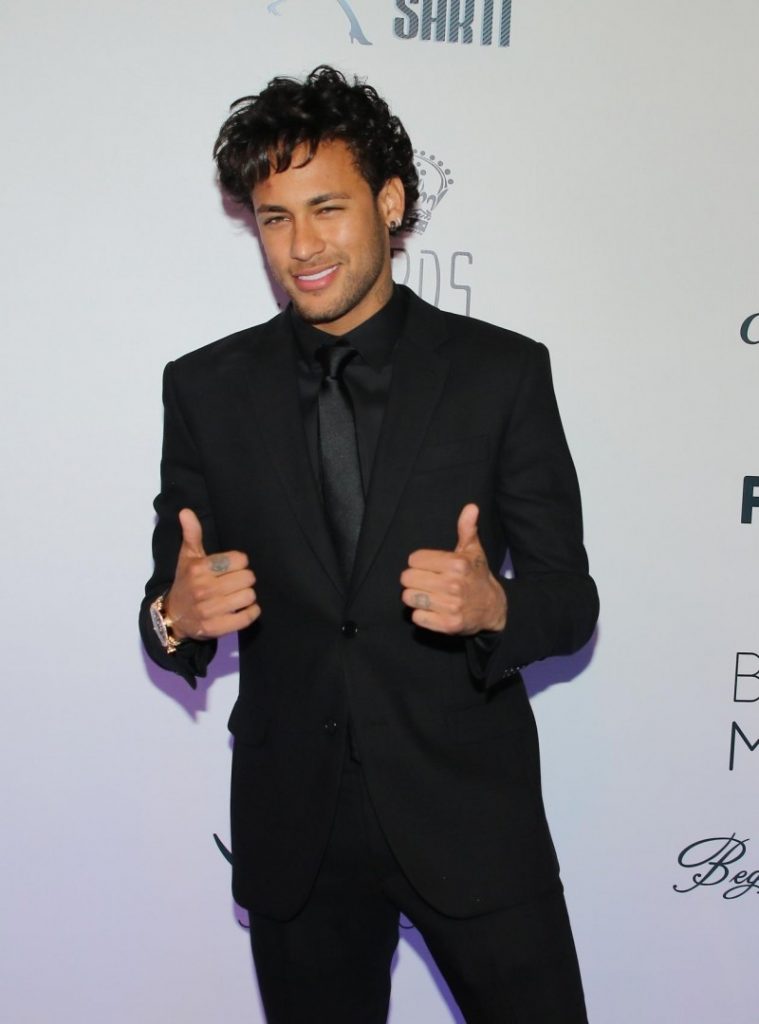 Imagem Ilustrando a Notícia: Neymar arrecada R$2.5 milhões em leilão beneficente