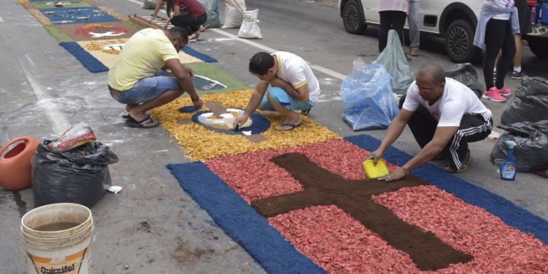 Imagem Ilustrando a Notícia: Tradicional montagem de tapetes reúne fiéis na Praça Cívica