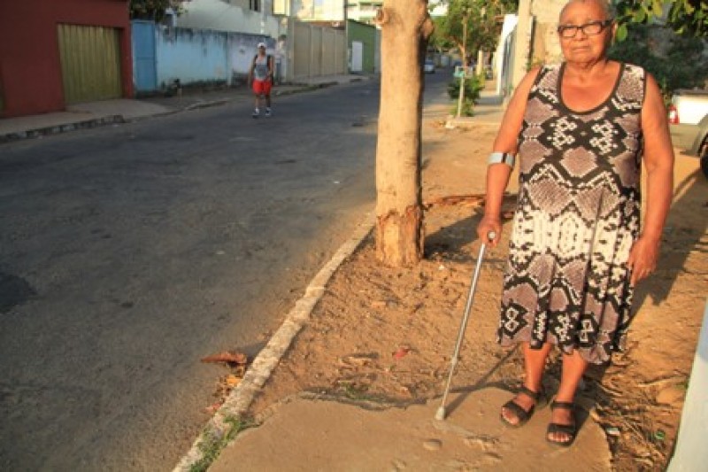 Imagem Ilustrando a Notícia: Pedestres sofrem com calçadas irregulares