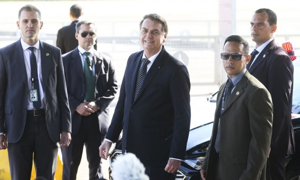 Imagem Ilustrando a Notícia: Bolsonaro diz que Justiça não deve validar mensagens obtidas ilegalmente