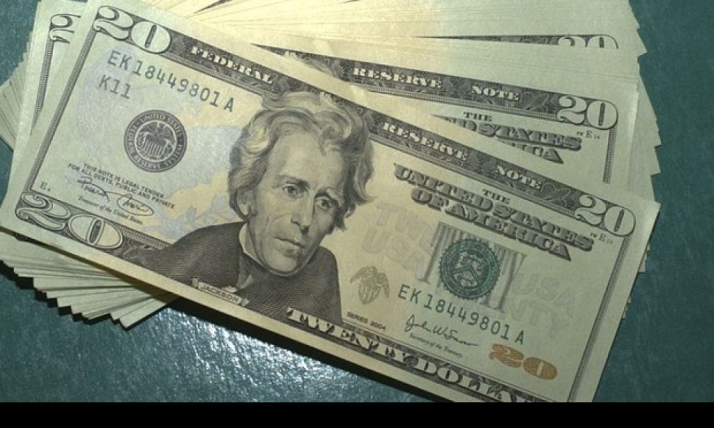 Imagem Ilustrando a Notícia: Dólar fecha sexta acima de R$ 4