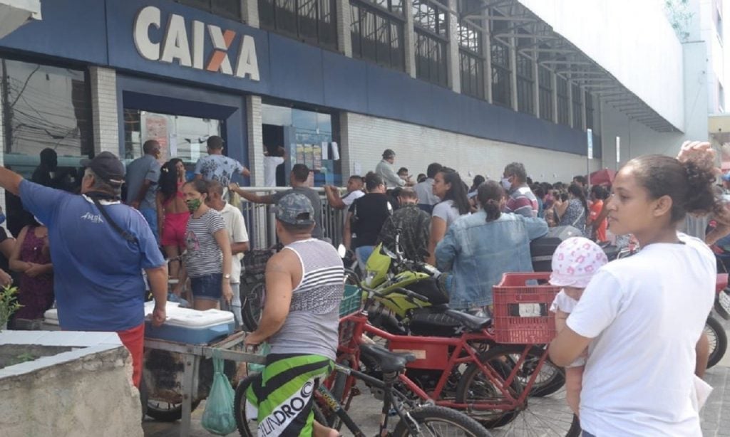 Imagem Ilustrando a Notícia: Aglomerações para receber os R$ 600 continuam nas agências das Caixas, em Goiás