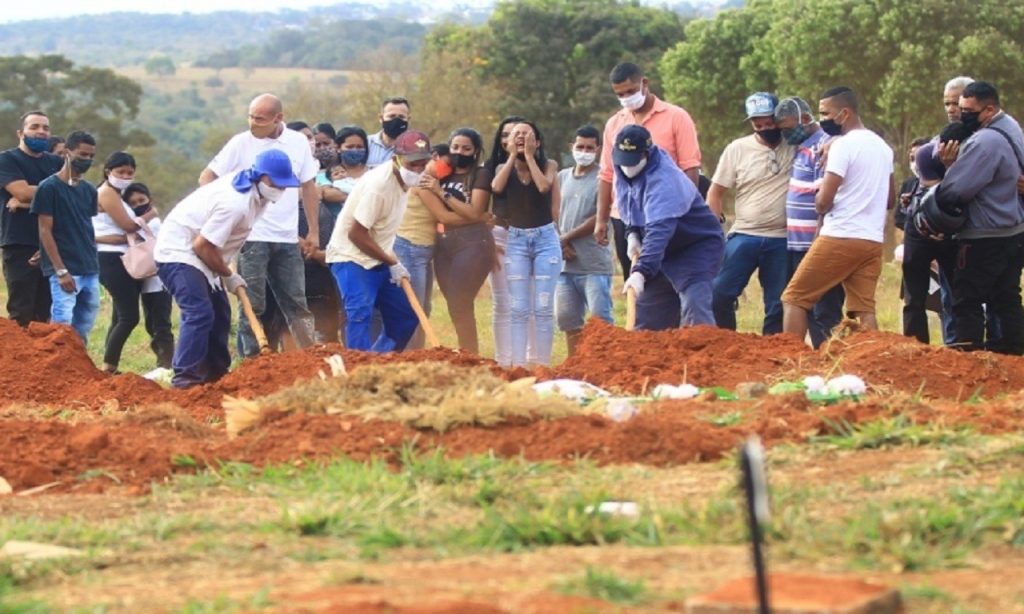 Imagem Ilustrando a Notícia: Corpo de Danilo Sousa é sepultado em Goiânia, nesta quarta (29)