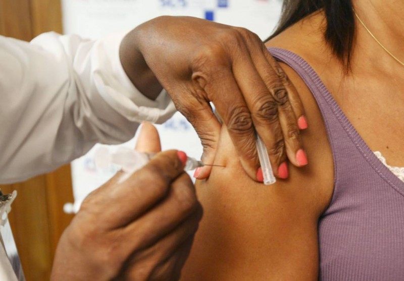Imagem Ilustrando a Notícia: Anvisa libera serviço de vacinação em farmácias de todo o país