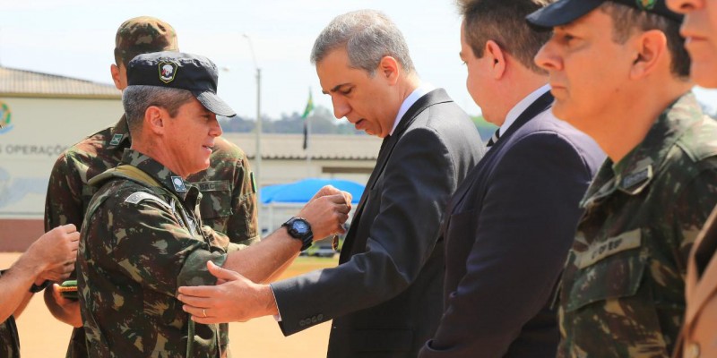 Imagem Ilustrando a Notícia: Governador é agraciado com Medalha do Exército Brasileiro