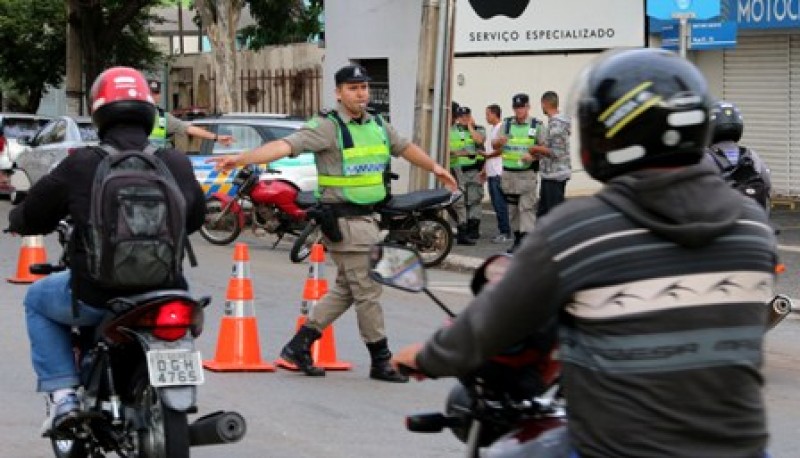 Imagem Ilustrando a Notícia: Policiais combatem o tráfico de drogas