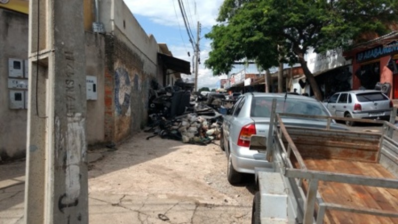 Imagem Ilustrando a Notícia: Lixo automotivo toma ruas da Canaã
